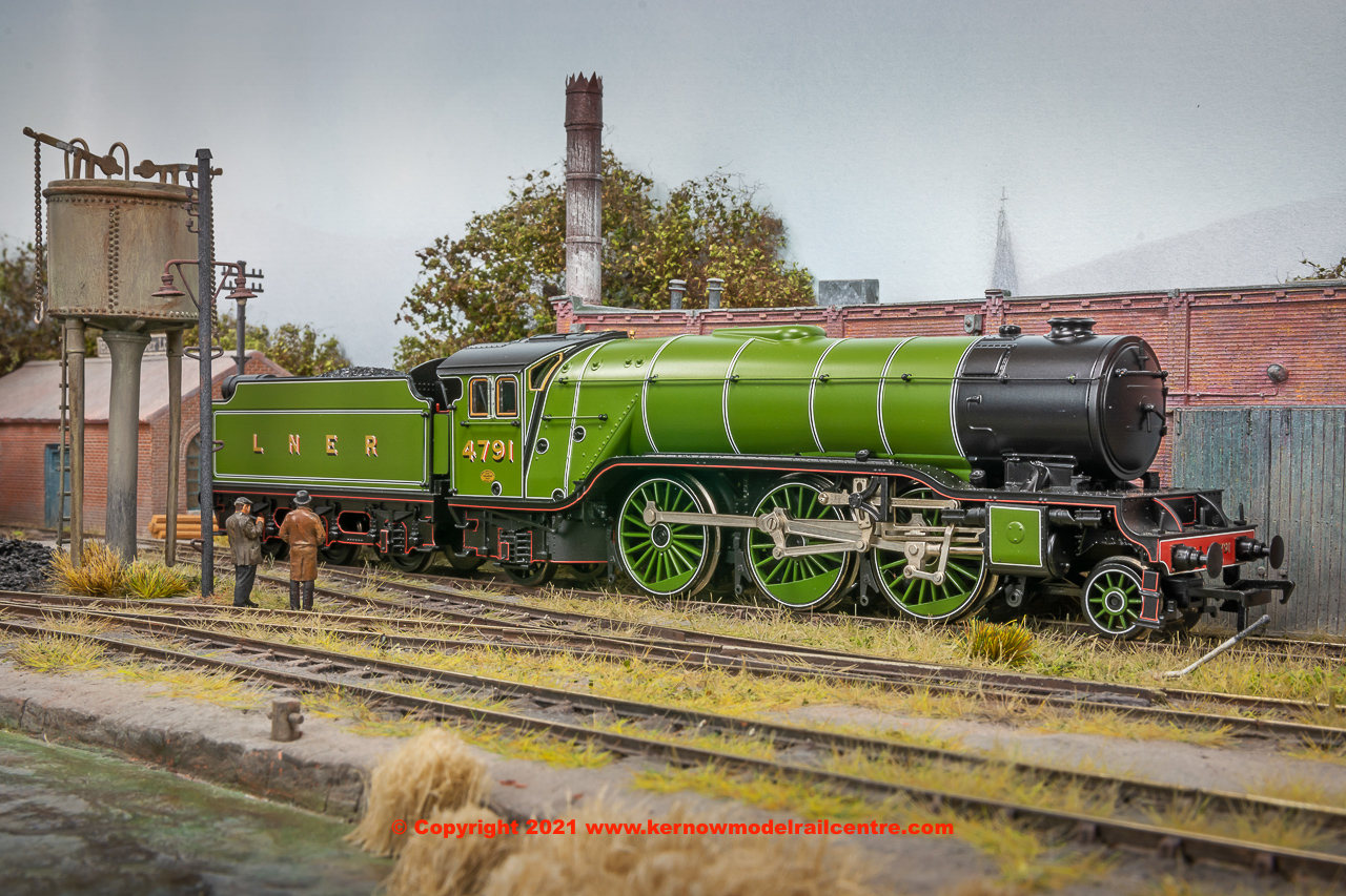 35-200SF Bachmann LNER V2 Steam Locomotive number 4791 in LNER Lined Green (Original) livery